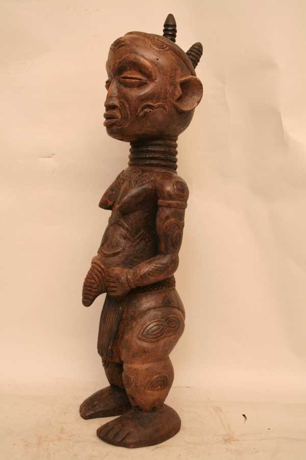 Luluwa( statue), d`afrique : Rép.démoncratique du Congo., statuette Luluwa( statue), masque ancien africain Luluwa( statue), art du Rép.démoncratique du Congo. - Art Africain, collection privées Belgique. Statue africaine de la tribu des Luluwa( statue), provenant du Rép.démoncratique du Congo., 1201/4462.Belle statue féminine Luluwa de style(Bakwa Ndolo).H.55cm.La statue est liée au culte de la fertilité,Bwanga cibola.Le ventre proéminent de la femme souligne l